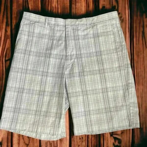 Docker's Men's Size 34 Flat-Front Gray and White Plaid Shorts. 10.5" Inseam